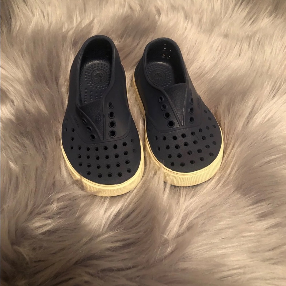 Native toddler shoes size 8c